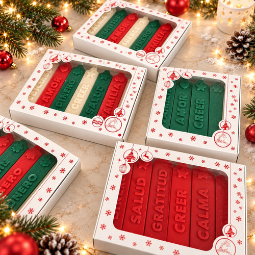 Caja de 7 Velas Navideñas de Buenos Deseos. Fotografía con fondo ambientado para MACLADA.