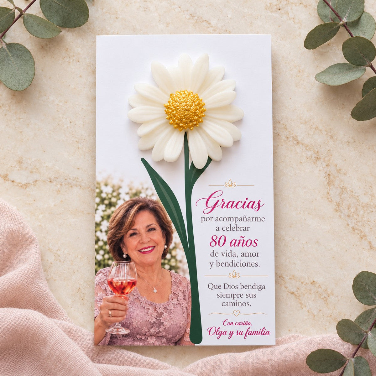 Recordatorio personalizado con vela margarita para eventos. Fotografía con fondo ambientado para MACLADA.