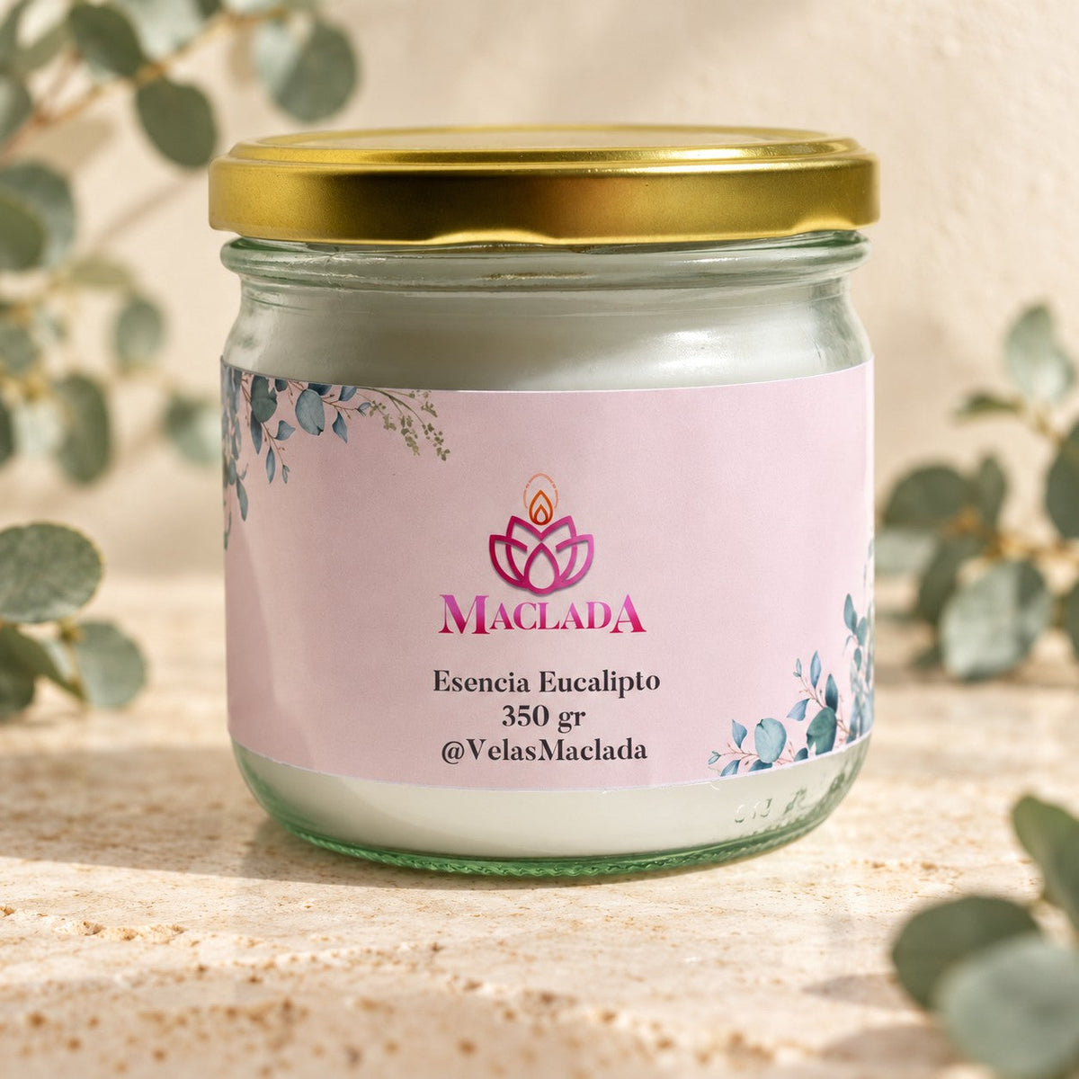 Vela Artesanal de Eucalipto | 350 g. Fotografía con fondo ambientado para MACLADA.